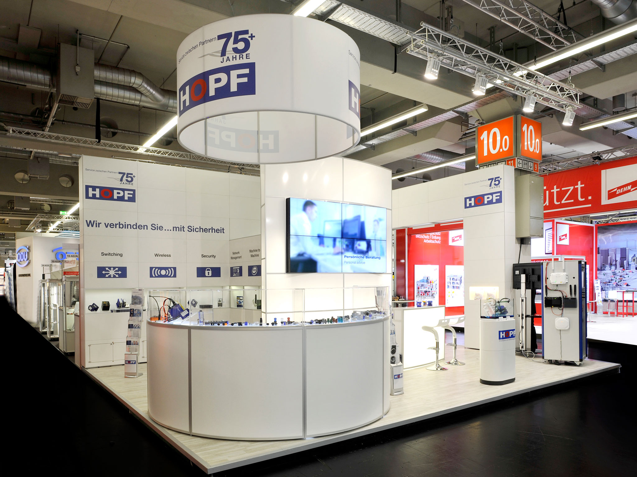 Portfolio Messebau - Messestand 8x6 mit Monitorwand