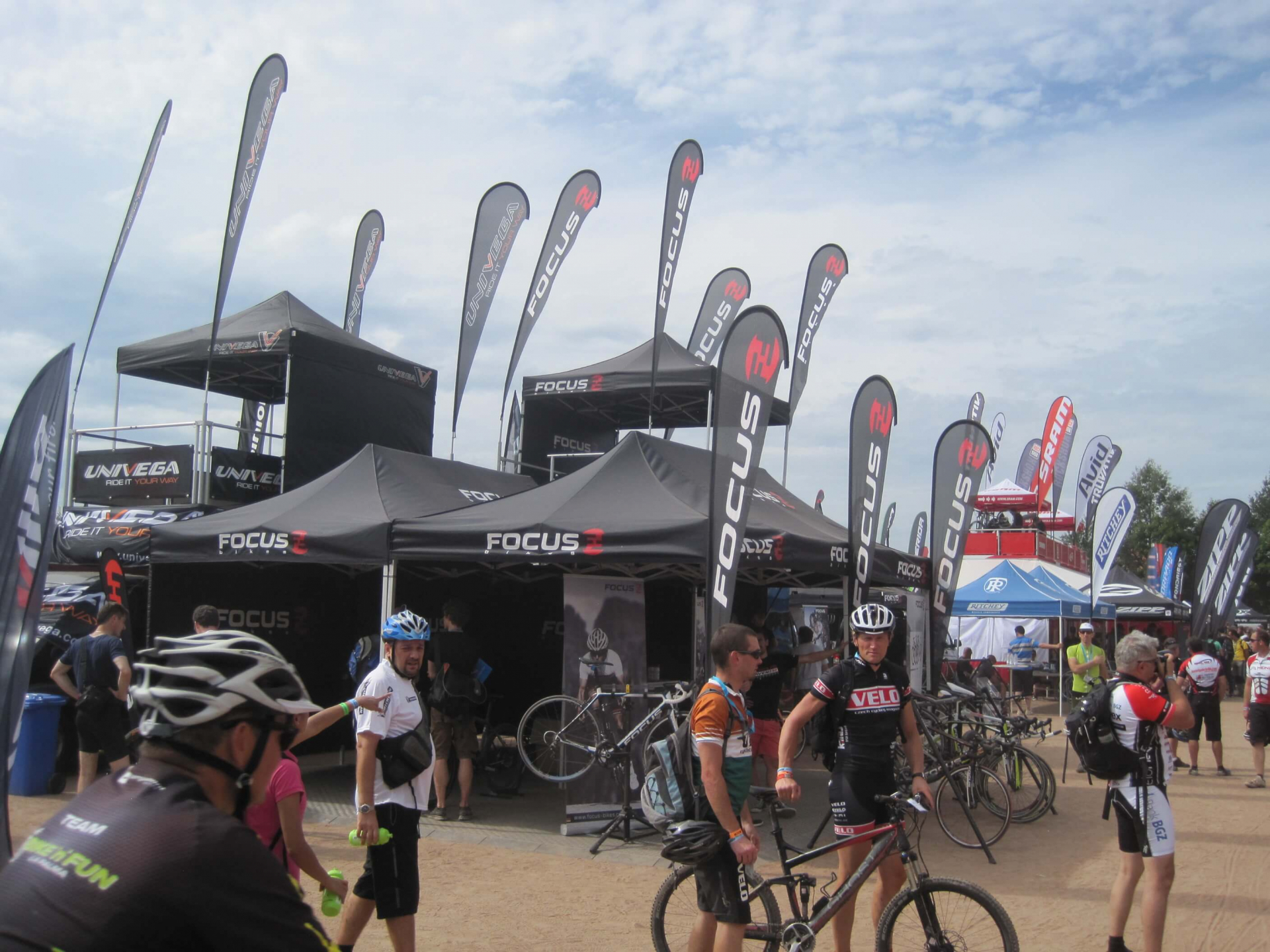 Faltzelt isyTENT Focus mit Flaggen Faltzelt isyTENT Focus mit Flaggen