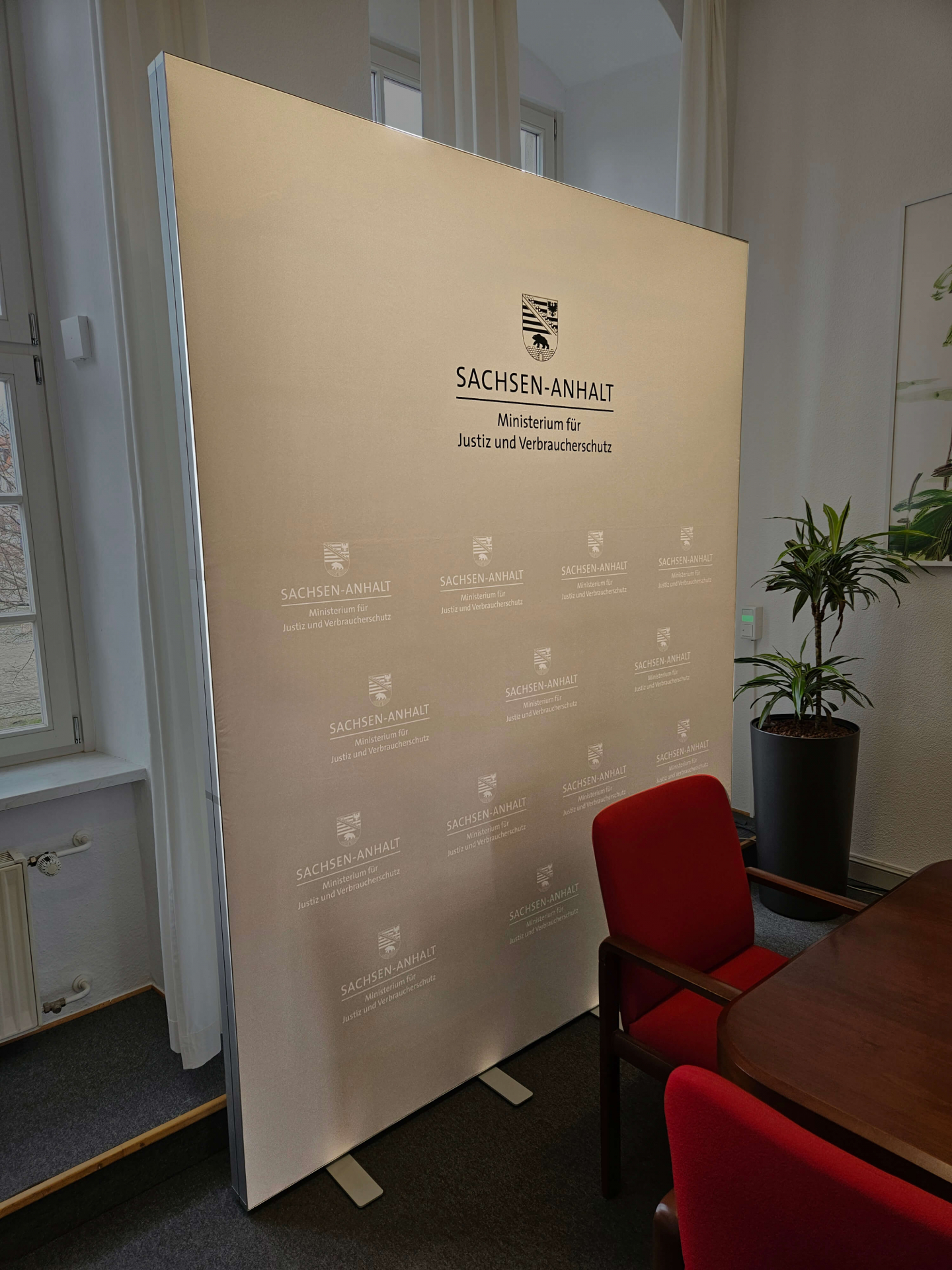LED Leuchtwand isyLED8/isyWALL80 Justiz und Verbraucherschutz des Landes Sachsen-Anhalt