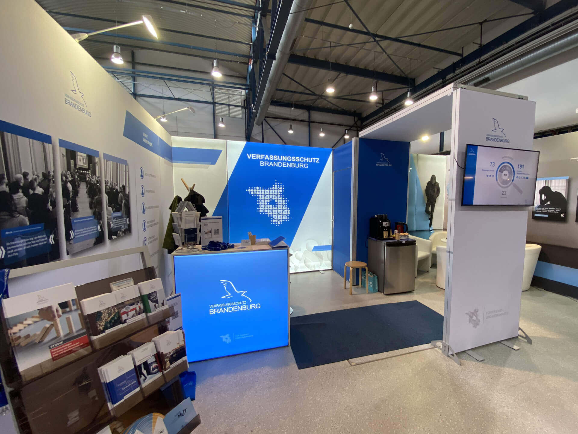 LED Messetheke isyLED 8 Innenministerium Brandenburg LED Messetheke isyLED 8 Innenministerium Brandenburg